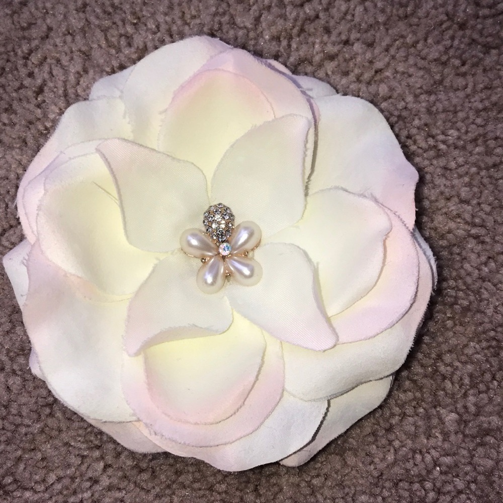 NWOT Flower Hair clip with pearls and rhinestones